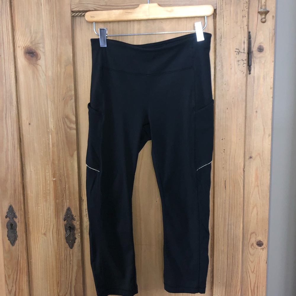black cropped lululemon leggings